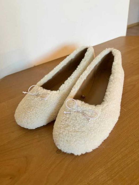 Baleriny ze sztucznego baranka Bershka