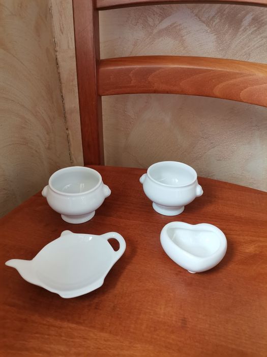 Białe ceramiczne ozdoby