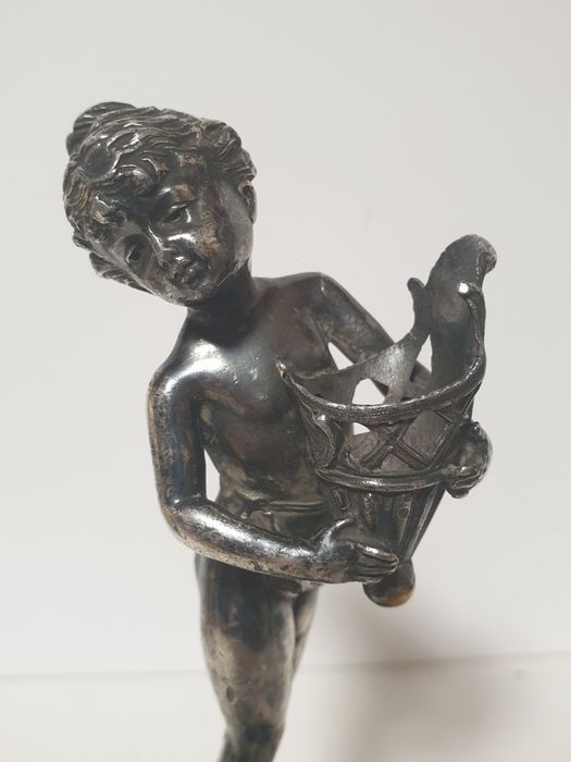 Antiga amorosa figura de Putto do Sec. XIX com banho em prata