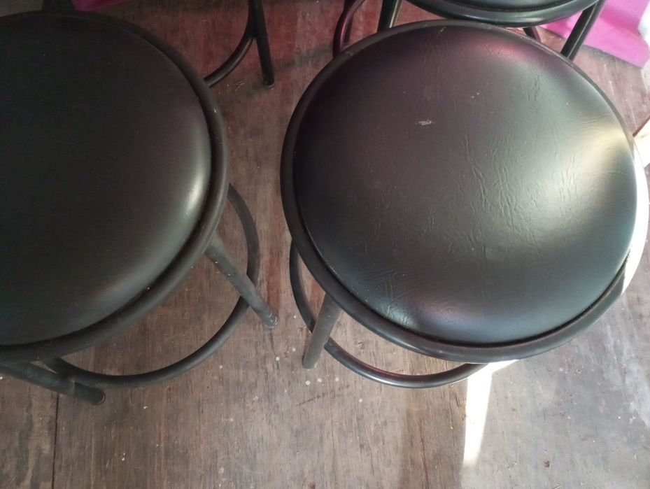 Conjunto de mesa e bancos