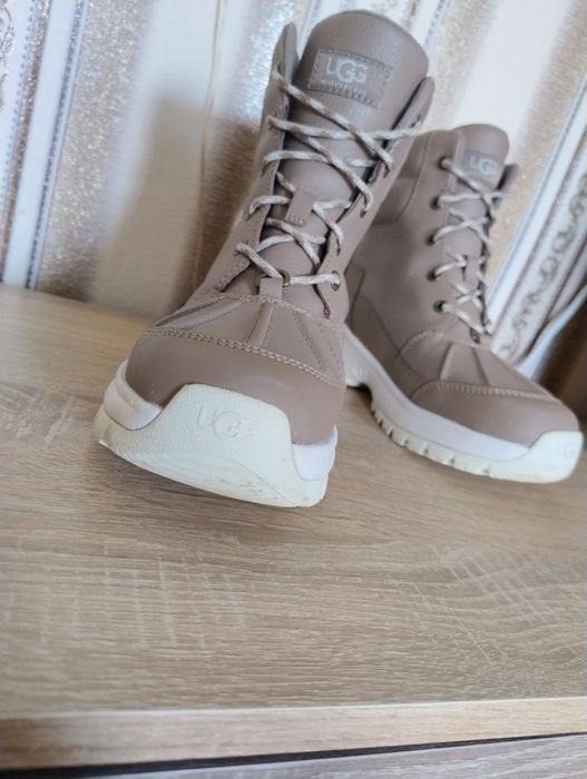 черевики моделі UGG Yose Boot