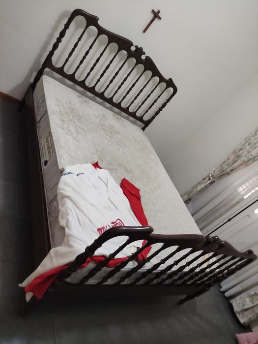 Cama casal madeira e de ferro.