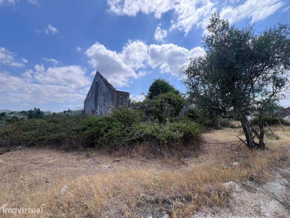Vende-se Moradia á Entrada de Ourém- Grande Oportunidade