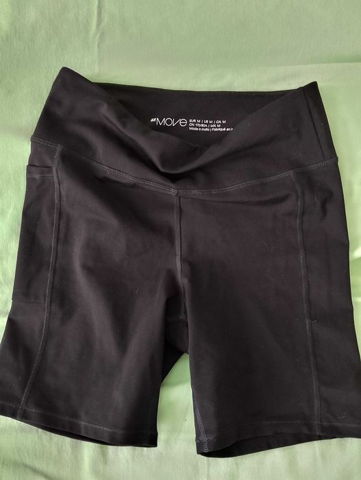 H&M. Krótkie spodenki sportowe..