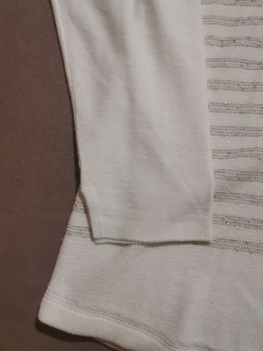 Sweter damski biały w złote paski