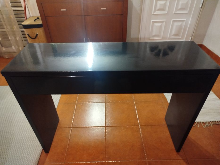 Consola de entrada preto brilhante