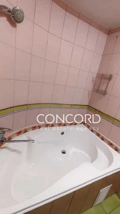 Метро Голосіївська, Деміївська. Продам 2к Голосіївський просп., 82