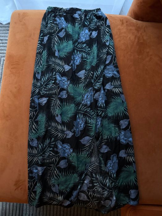 Długa spódnica wiskoza rozcięcie na nogę czarna w kwiaty XS 34 Sinsay