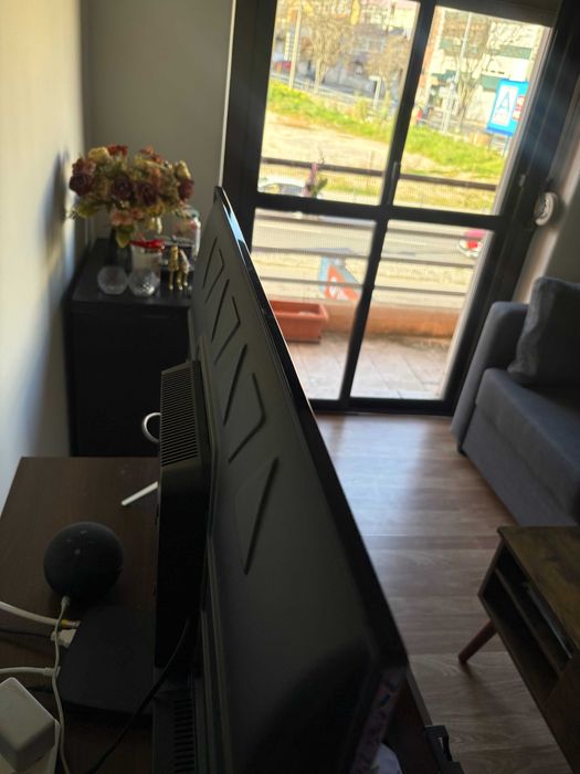 TV TCL LED Full HD com base original – excelente estado