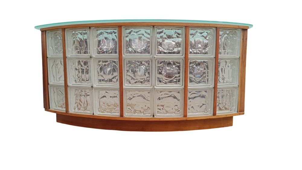 Secretária com 30 anos peça de decoração diferenciada