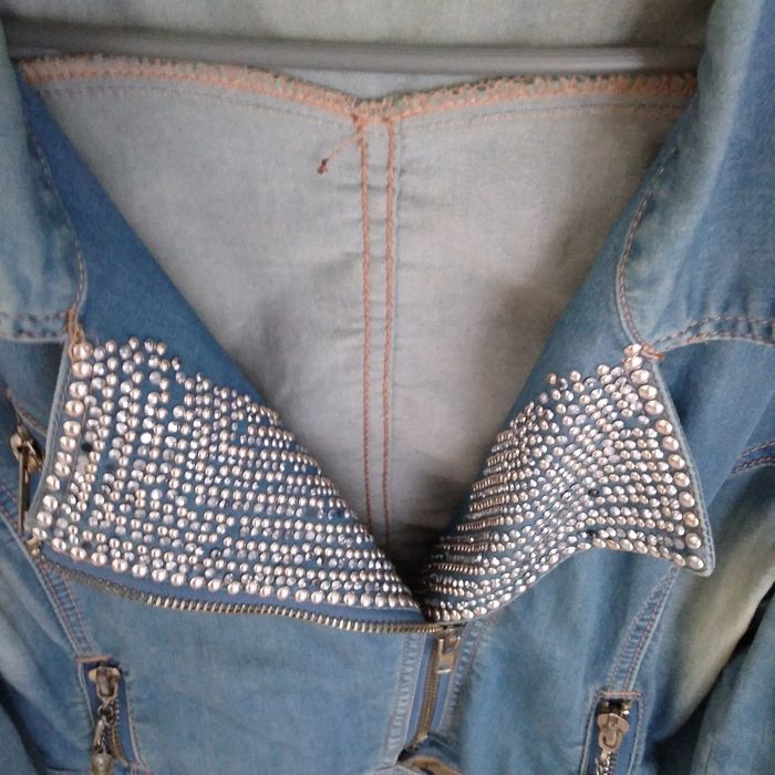 Kurtka jeans podgumowana z gadżetami