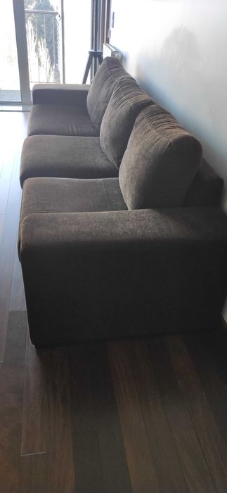 Sofá em tecido castanho + puff