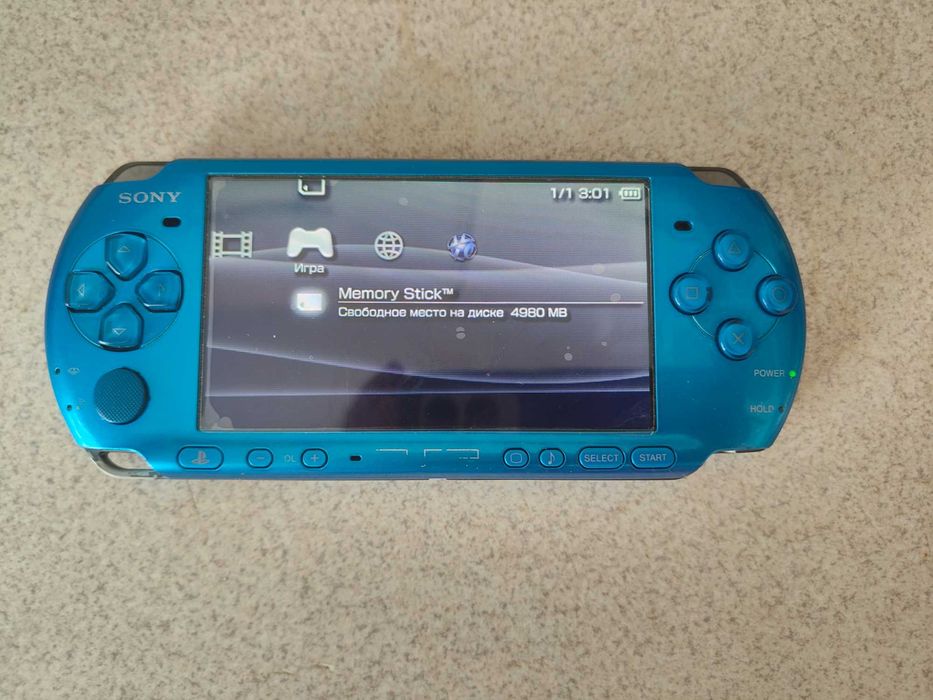 Портативна ігрова консоль Sony PSP 3000 у синьому кольорі.