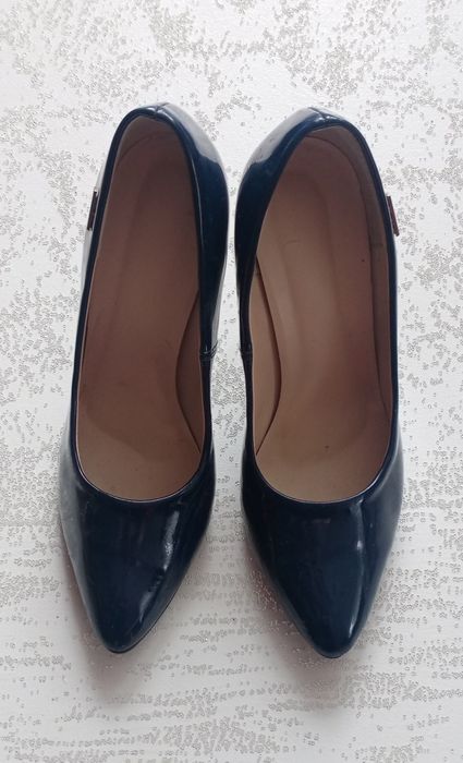 Eleganckie, wysokie, granatowe, lakierowane szpilki R- 40
