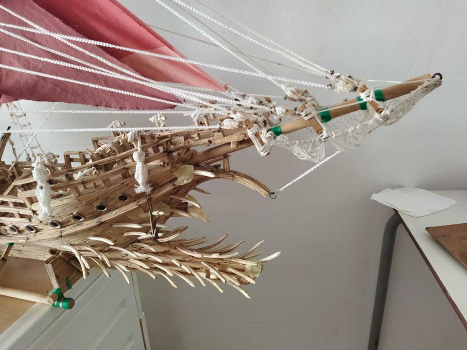 Caravela pirata feita de fósforos em Peniche