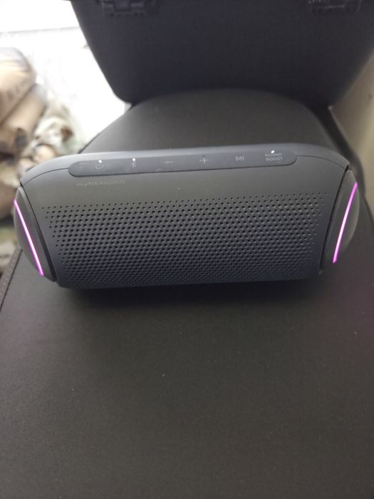 LG XBOOM trabalha muito bem e não tem marcas nenhumas de uso não tem garantia e nunca foi para a garantia