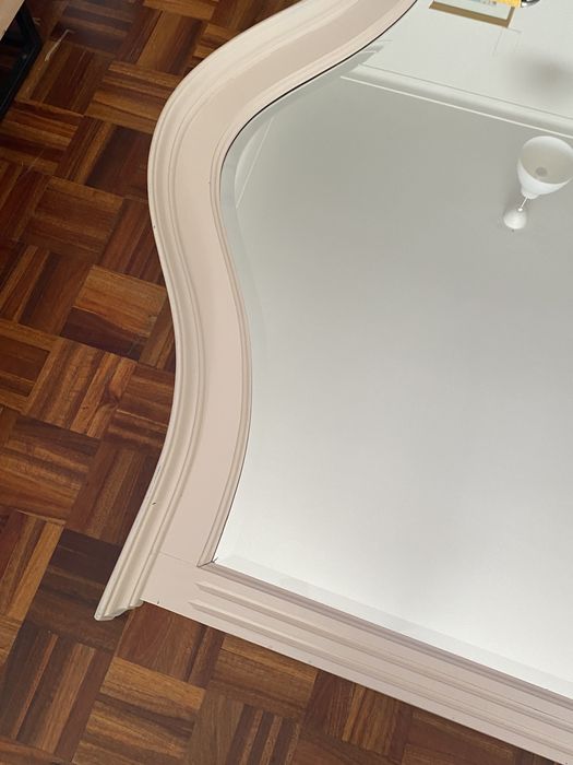 Espelho vintage branco de grandes dimensões.