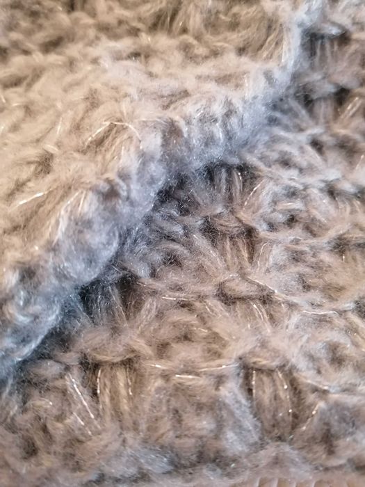 Cachecol de lã cinza.