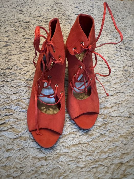 Szpilki czerwone Carinii skórzane damskie buty roz.36