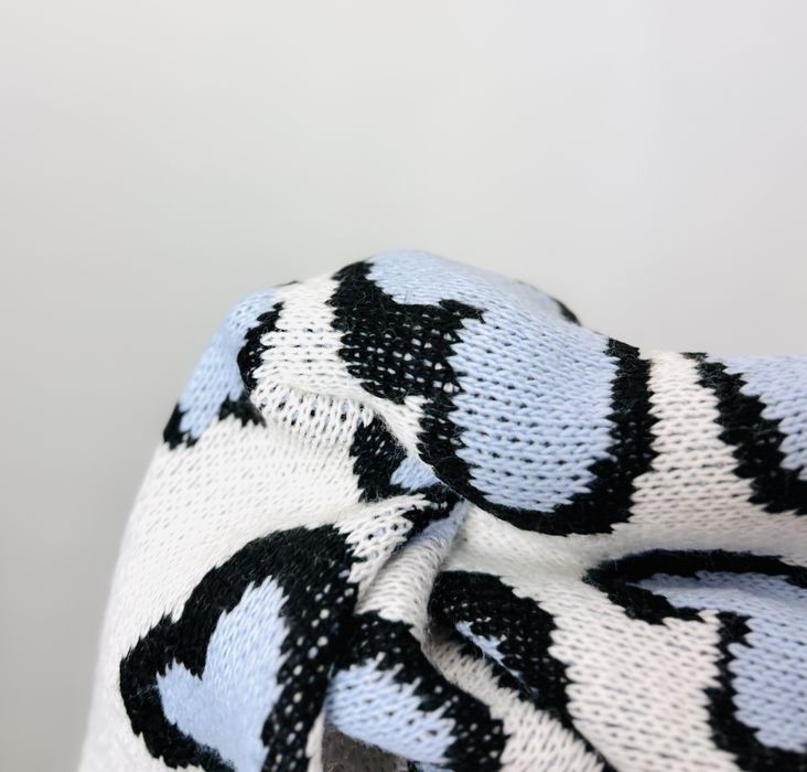 Biały sweter w serca w kolorze blue M 38