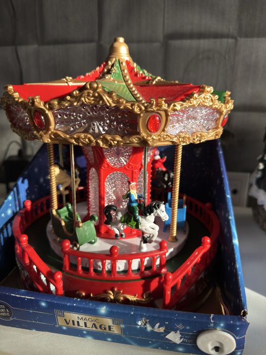 Новорічна інсталяці карусель