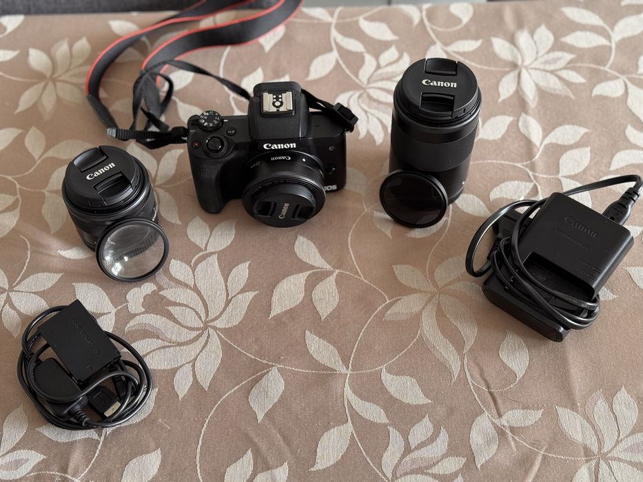 Canon M50 com varias lentes e acessórios
