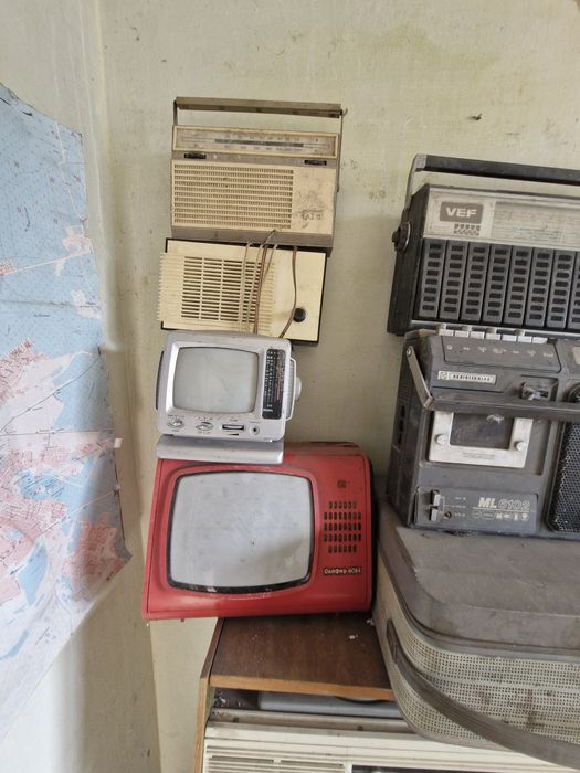 Предмети інтер'єру, декор та інтер'єр кафе , кав'ярні,радіо приймачі,