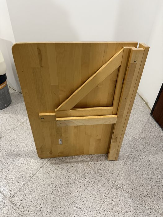 Bancos e mesa de madeira