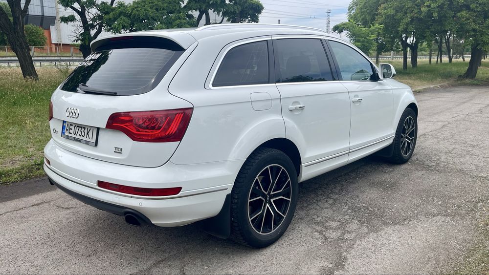Автомобиль AUDI Q7