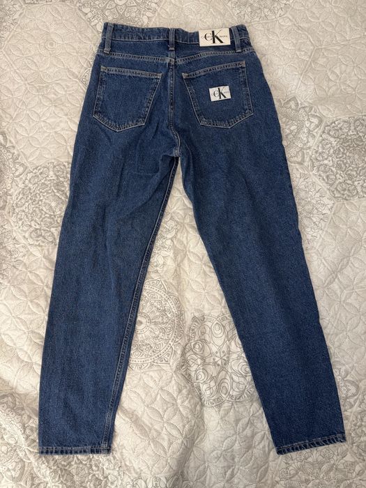 Calvin Klein Jeans J20J219318 Mom Fit W28 niebieskie jeansy