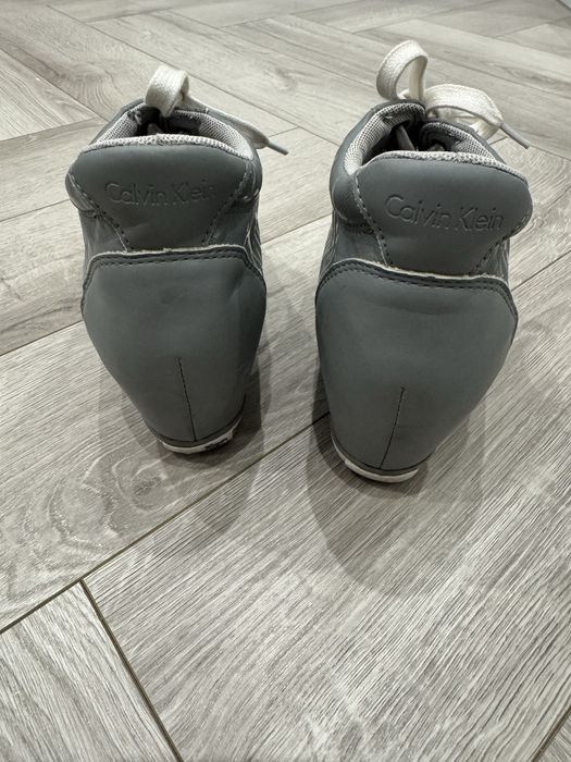 Buty sportowe na koturnie trampki szare logowane Calvin Klein 40
