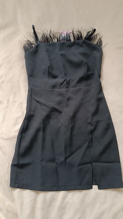 Платье коктельное с перьями