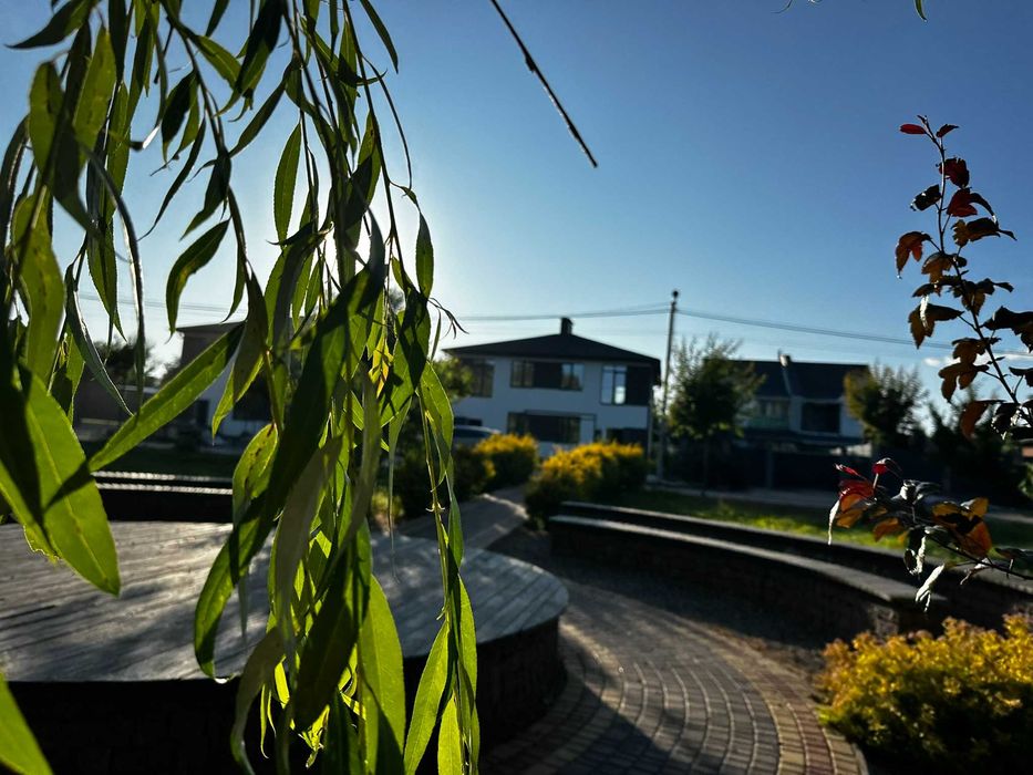 Будинок біля озера з пляжем