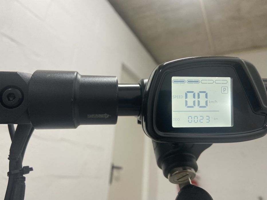 Trotinete Elétrica Dobrável 48V com Banco (Apenas 23 km - Como Nova)
