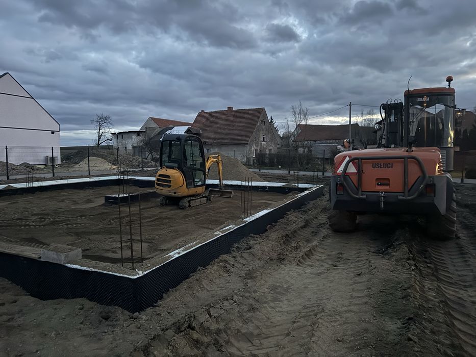 Usługi  koparką    Obrotową Mecalac 12. I minikoparką