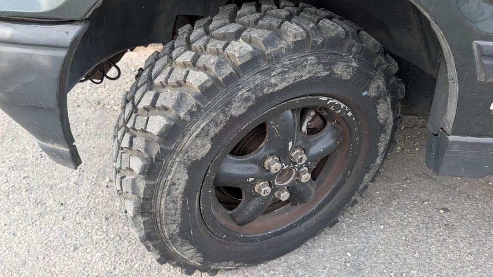 Vendo pneus 235 70 R 16