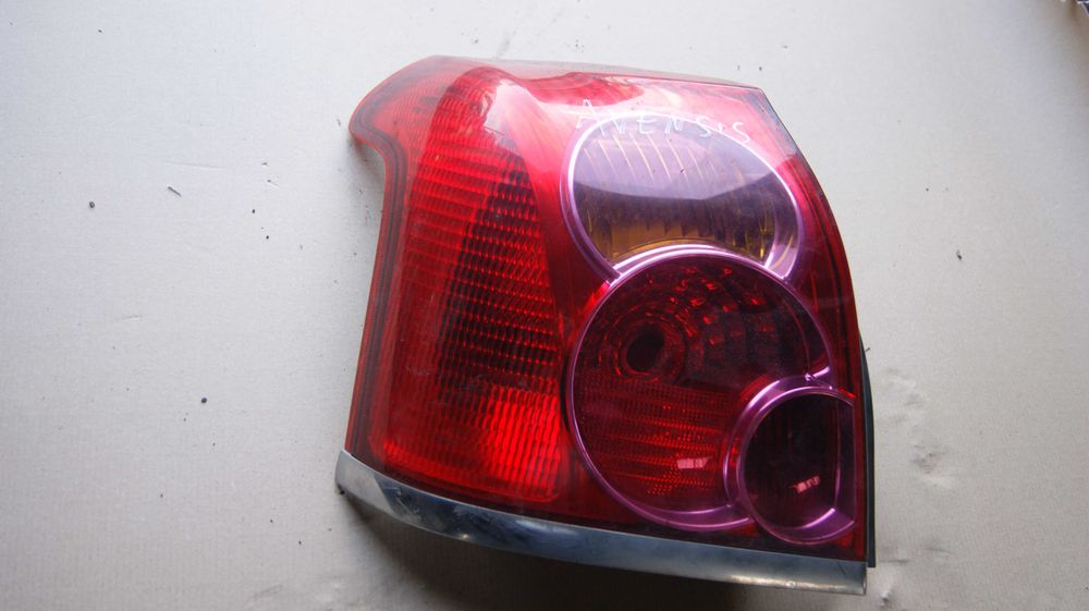 Lampy Toyota Avensis Tył