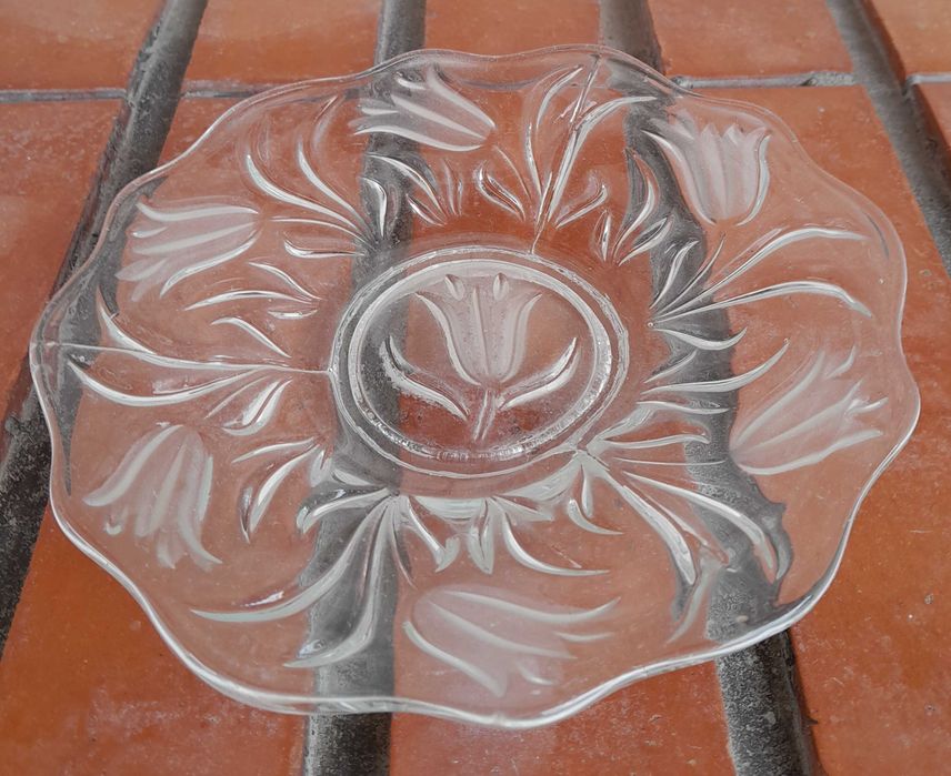 Pratos pequenos em porcelana e pires em vidro