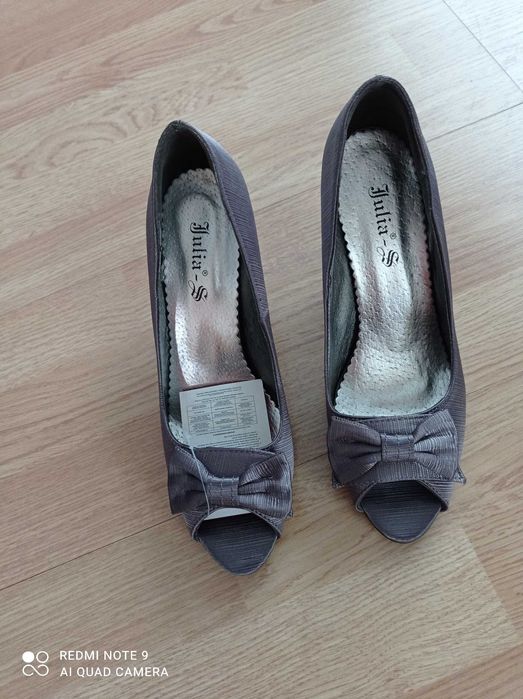 Buty nowe na szpilce.