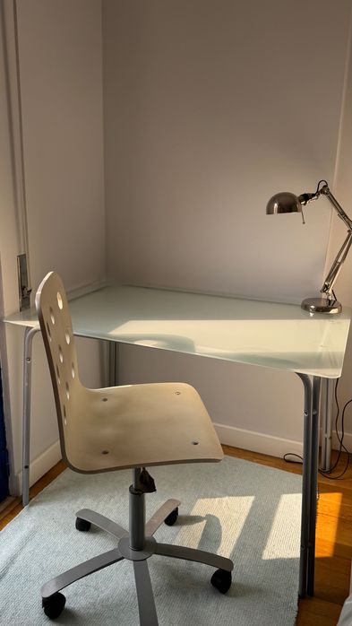 Mesa em vidro leitoso