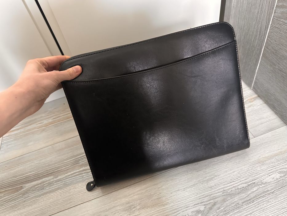 Czarna skórzana aktówka