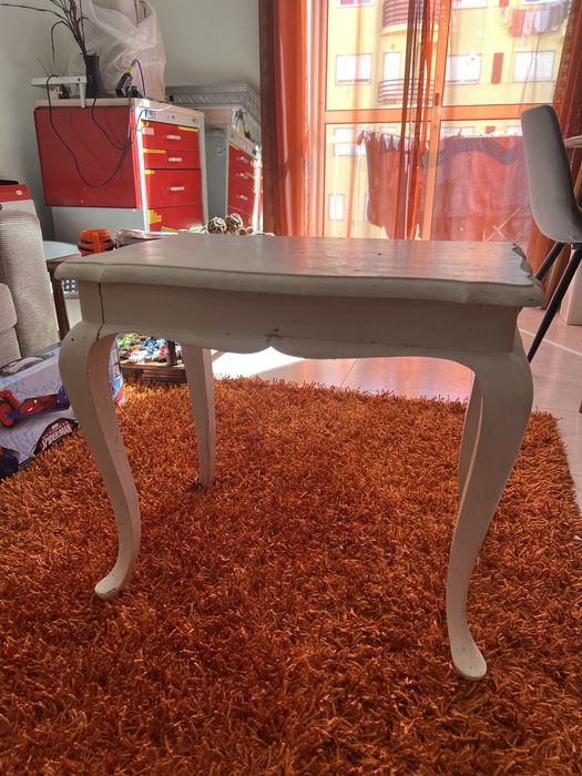 Mesa branca de madeira