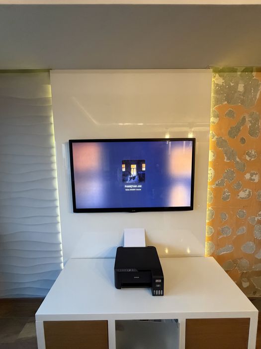 Nowoczesny panel ścienny pod TV – wysoki połysk + LED