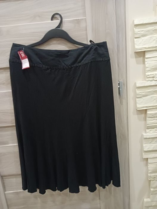 Spodnica czarna  zapinana na zamek