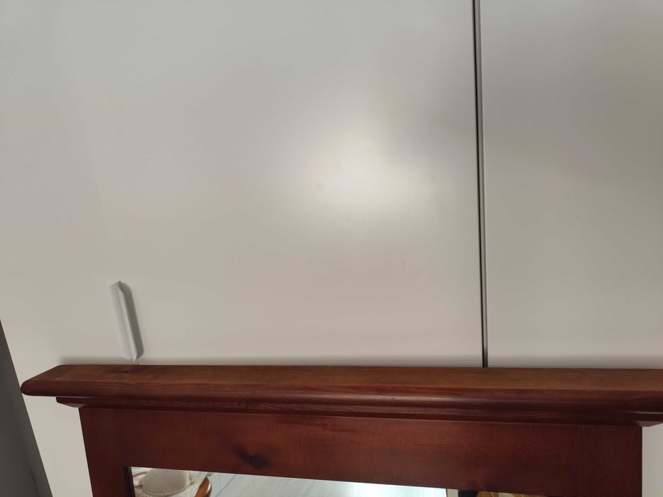 espelho com moldura em madeira