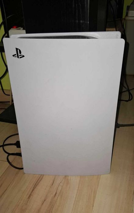 PS5 z napędem + 2 pady + 10 gier (11 tytułów) wersje PL, komplet