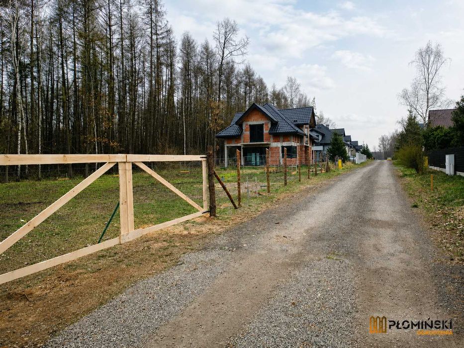 Ogrodzenie budowy z siatki leśnej – materiał i montaż