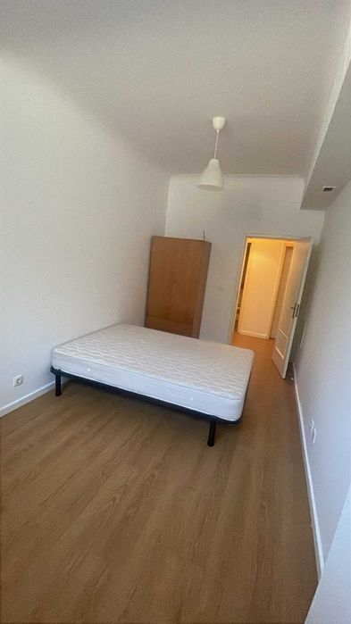 Quarto junto à estação Roma - Areeiro
