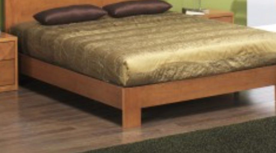 Cama casal em bom estado,  com algumas marca de uso e sem colchão