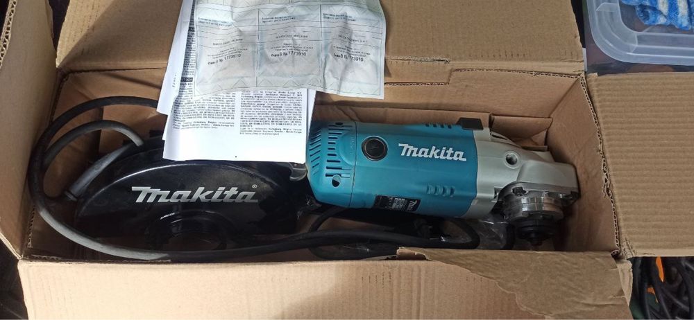 Угловая шлифмашина Makita GA9020